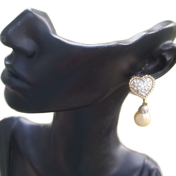 CAROLEE VINTAGE GOLDTONE CRYSTAL HEART & FAUX PEARL DROP CLIP ON EARRINGS - Picture 3 of 6